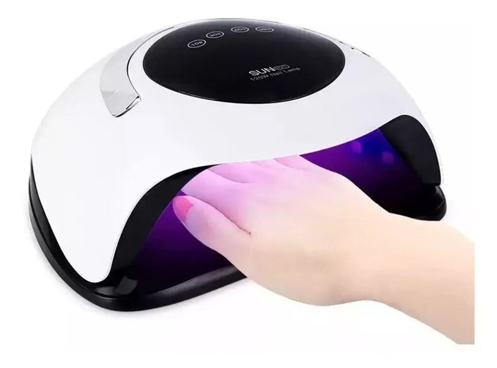 foto de uma cabine uv 120w com uma mão dentro