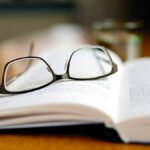 Veja como limpar os óculos sem riscar a lente