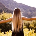 melhores alisantes de cabelo mulher cabelo liso de braços abertos