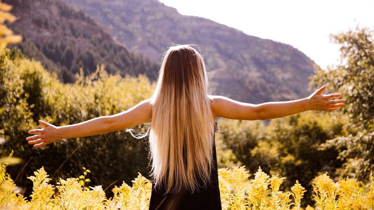 melhores alisantes de cabelo mulher cabelo liso de braços abertos