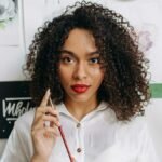 melhores ativadores de cachos mulher cabelo cacheado com batom vermelho