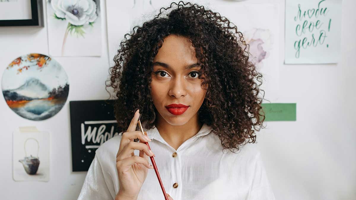 melhores ativadores de cachos mulher cabelo cacheado com batom vermelho