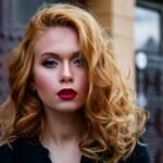 melhores máscaras matizadoras mulher loira com batom vermelho