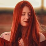 mulher ruiva com roupa e batom vermelhos