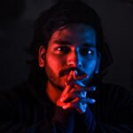 homem luz azul e vermelha