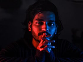 homem luz azul e vermelha