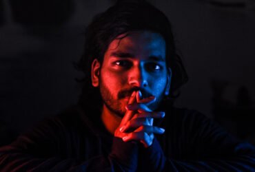 homem luz azul e vermelha